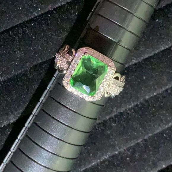 Stunning Green Emerald Cut Fashion Ring with Halo  Size 7, 8, 10 - Picture 4 of 8
